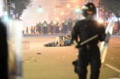 Canada: un instant d'amour sur fond d'émeute capté par un photographe