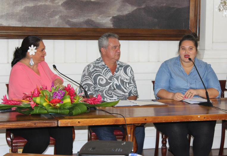 Les ministres Nicole Bouteau, Heremoana Maamaatuaiahutapu et la marraine du concours, Yepo.
