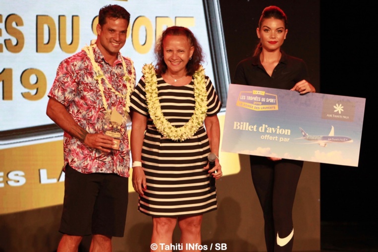 Michel Bourez a reçu le prix du meilleur athlète élite, remis par la Ministre Christelle Lehartel Michel Bourez a reçu le prix du meilleur athlète élite, remis par la Ministre Christelle Lehartel