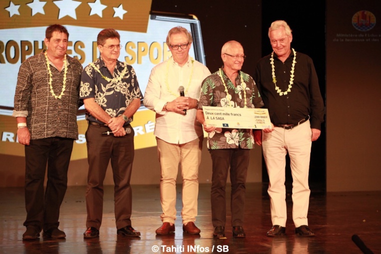 Henri Cornette de St Cyr s'e'st fait remettre un chèque de 200 000 xpf au bénéfice de la Saga, offert par les partenaires Henri Cornette de St Cyr s'e'st fait remettre un chèque de 200 000 xpf au bénéfice de la Saga, offert par les partenaires