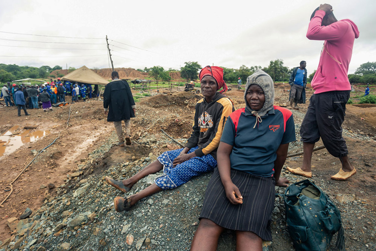 Huit mineurs clandestins secourus d'une mine d'or inondée au Zimbabwe Huit mineurs clandestins secourus d'une mine d'or inondée au Zimbabwe