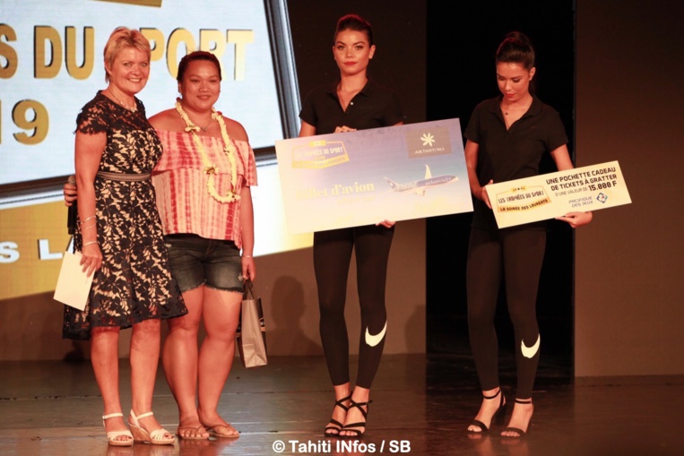 La gagnante du jeu Tahiti Infos en compagnie de Nathalie Montelle, rédactrice en chef