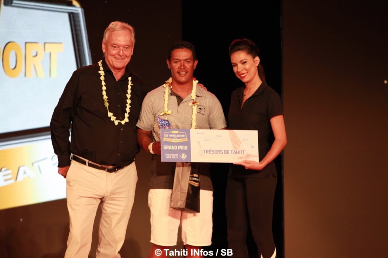 Le Prix spécial Pacifique des Jeux à Manutea Mahai, remis par Hughes Riedinger
