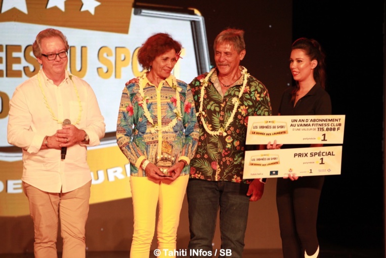 Charley Maitere et Brigitte Langomazino ont reçu le Prix Spécial Polynésie la 1e des mains de Gérald Prufer, directeur régional de la chaine
