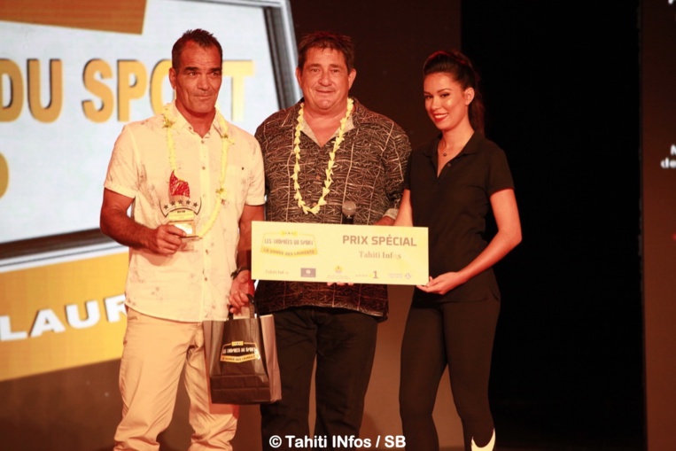 Vetea David a reçu le Prix Spécial Tahiti Infos des mains d'Alain Barbaroux, directeur d'exploitation de Fenua Com