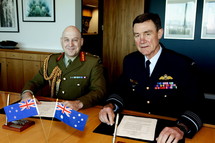 PHOTO Les deux commandants en chef des armées australienne et néo-zélandaise, le général de division aérienne Angus Houston et le Général de corps d’armée Rhys Jones
