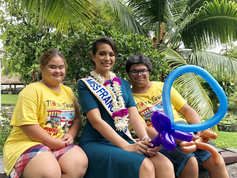 Vaimalama s'est prêtée avec plaisir aux jeux des autographes et des selfies avec les enfants. Vaimalama s'est prêtée avec plaisir aux jeux des autographes et des selfies avec les enfants.