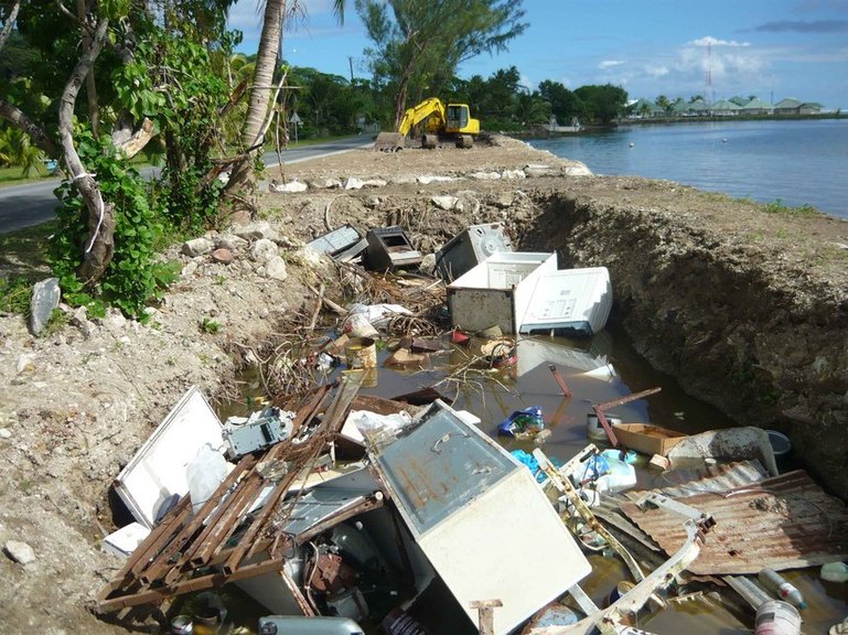 Décharge sauvage à Tumarra, commune de Raiatea.