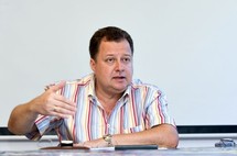 Discours de Bruno SANDRAS sur la loi statutaire et sa position sur la défense du capes en Reo tahiti