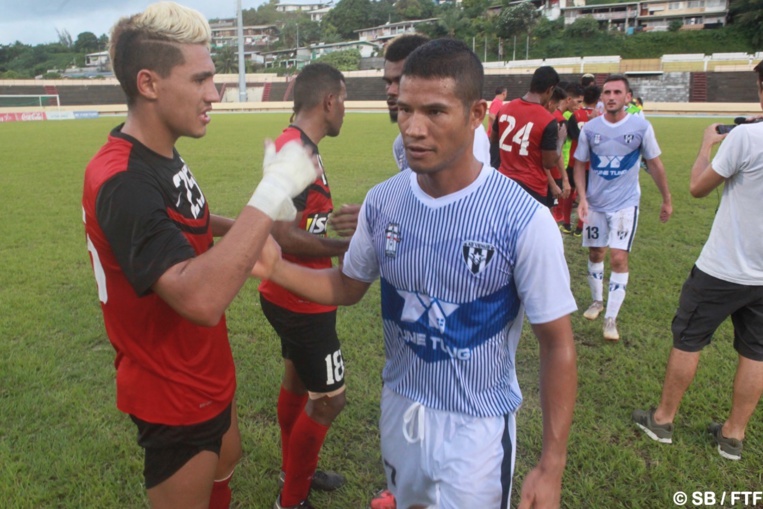 Peter Babka et Heinui Amau à la suite d'un match tendu Peter Babka et Heinui Amau à la suite d'un match tendu