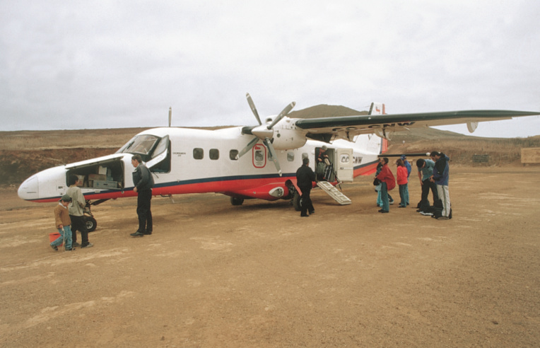 Si vous désirez tenter votre chance sur Robinson Crusoé, ou au moins y effectuer un premier repérage, trois petites compagnies aériennes desservent l’île. Si vous désirez tenter votre chance sur Robinson Crusoé, ou au moins y effectuer un premier repérage, trois petites compagnies aériennes desservent l’île.
