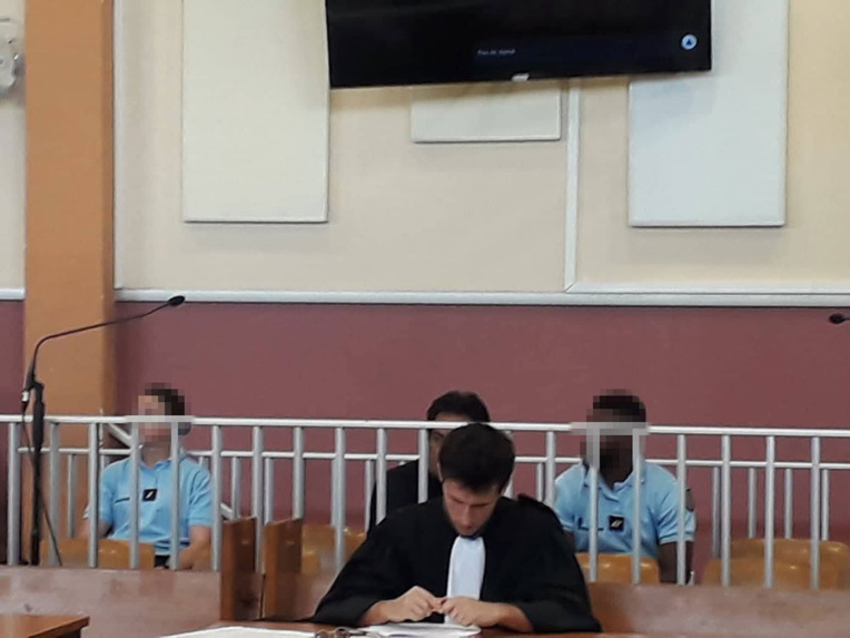 En ce deuxième jour de procès, l'accusé s'est montré très abattu. En ce deuxième jour de procès, l'accusé s'est montré très abattu.