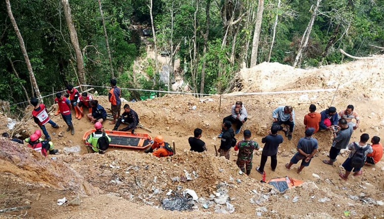 Effondrement d'une mine d'or en Indonésie : au moins quatre morts, des dizaines de disparus