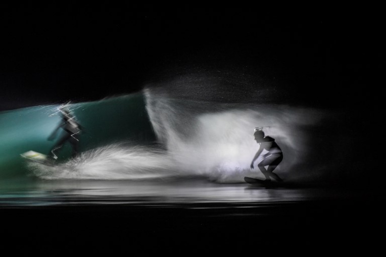 En Bretagne, des surfeurs noctambules éclairent les vagues de plein fron