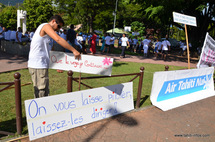 Sit-in des salariés grévistes d'Air Tahiti Nui place Tarahoi