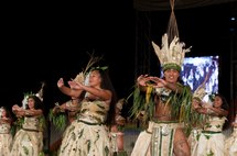 Nonahere se produit en spectacle dans les jardins de la Mairie de Arue le 14 juillet