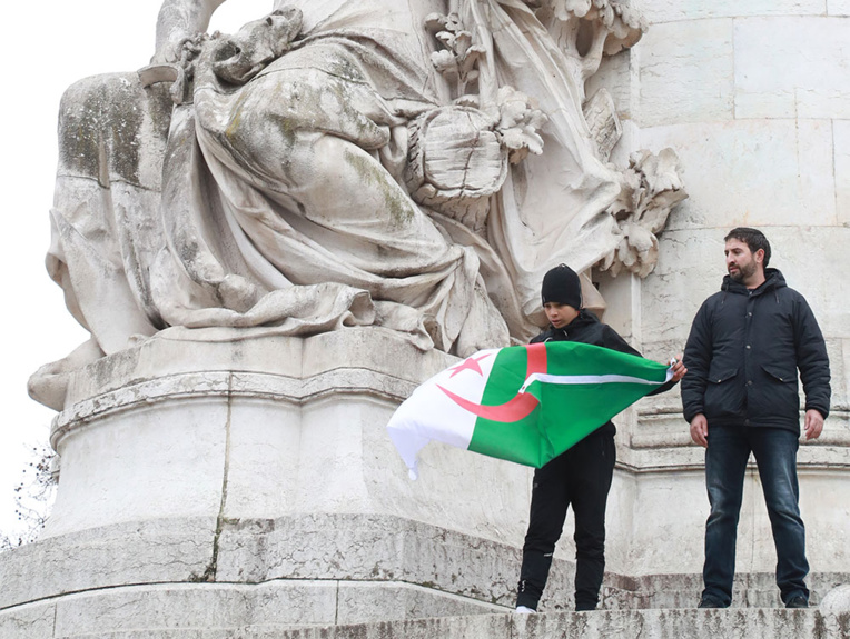 Des milliers de manifestants en France contre un 5e mandat de Bouteflika Des milliers de manifestants en France contre un 5e mandat de Bouteflika
