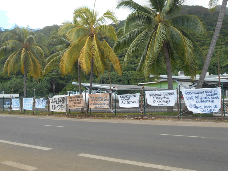 Un barrage filtrant à l'entrée de Champion Toa Moorea