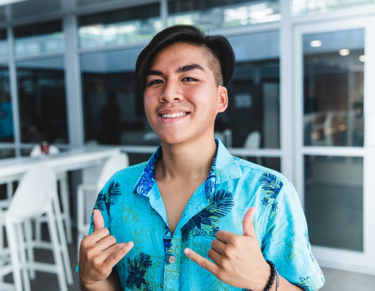 Ses abonnés sur les réseaux sociaux le connaissent sous le pseudonyme de "bornonplanetmars". Ses abonnés sur les réseaux sociaux le connaissent sous le pseudonyme de "bornonplanetmars".