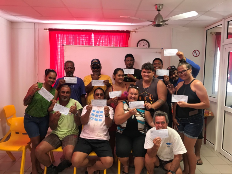 Quatorze habitants de Puka Puka ont obtenu leur capacité de conduire. Quatorze habitants de Puka Puka ont obtenu leur capacité de conduire.