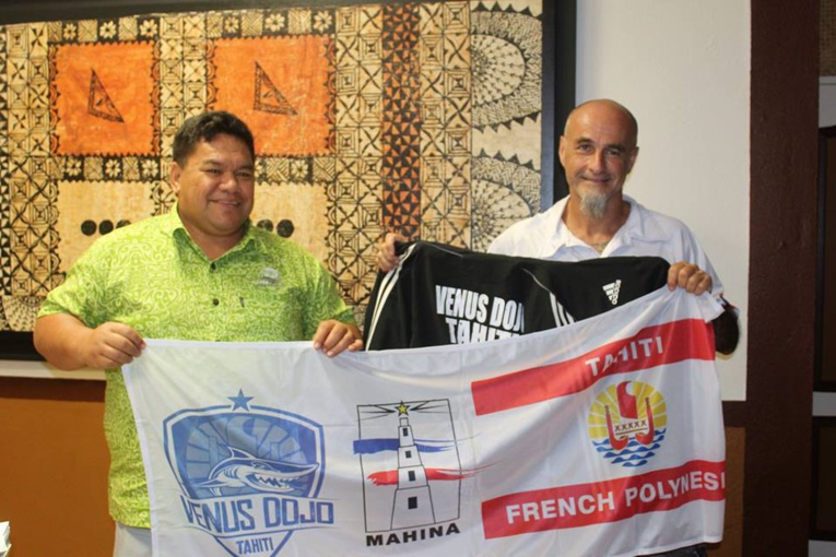 Bernard Di Rollo avec le maire de la commune de Mahina, Damas Teuira Bernard Di Rollo avec le maire de la commune de Mahina, Damas Teuira