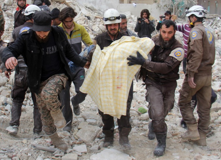 En Syrie, les habitants d'une ville d'Idleb fuient par milliers les frappes du régime