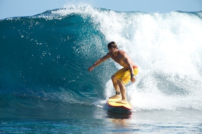  Bixente Lizarazu et son frère Peyo surfent la vague tahitienne
