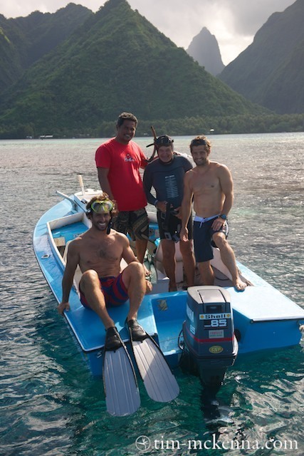  Bixente Lizarazu et son frère Peyo surfent la vague tahitienne