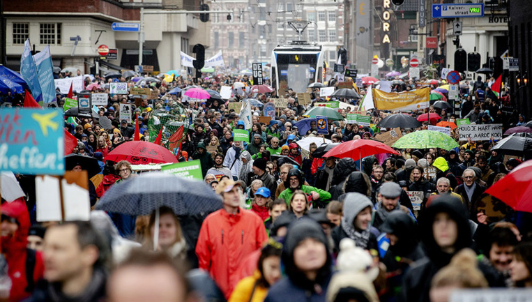 Environ 40.000 personnes marchent pour le climat à Amsterdam Environ 40.000 personnes marchent pour le climat à Amsterdam