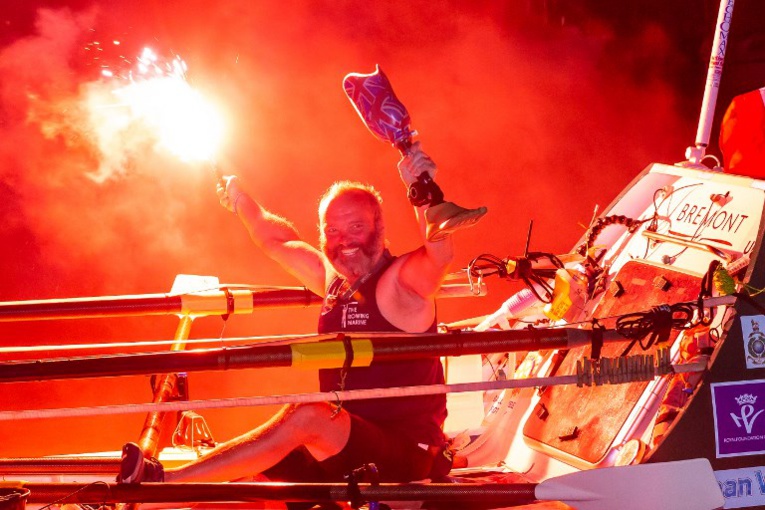 Amputé d'une jambe, un ex-soldat de la Royal Navy a réalisé la traversée de l'Atlantique à la rame Amputé d'une jambe, un ex-soldat de la Royal Navy a réalisé la traversée de l'Atlantique à la rame