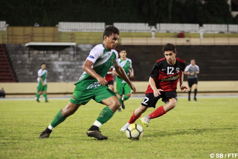 Le numéro 10 de Manu Ura Smith Tino en action Le numéro 10 de Manu Ura Smith Tino en action