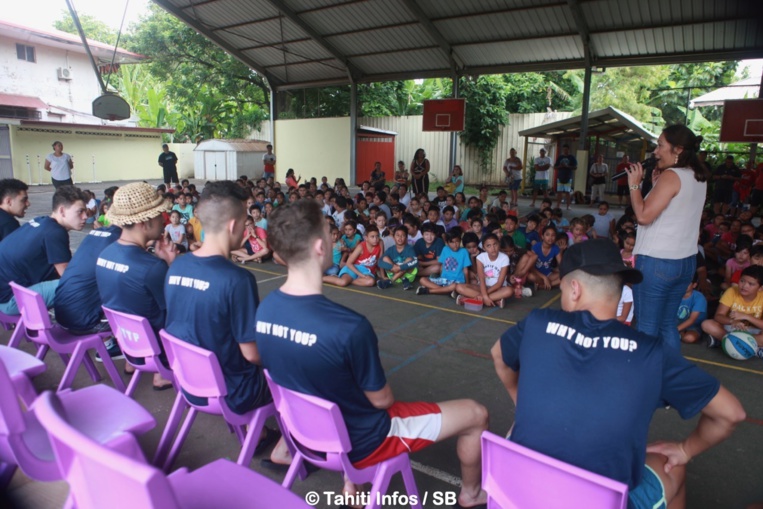 "Pourquoi pas toi", écrit sur leur teeshirt "Pourquoi pas toi", écrit sur leur teeshirt