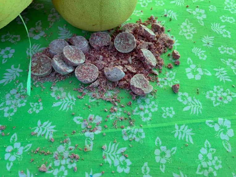 Des pastilles ont été posées un peu partout, ce qui inquiète les parents. Photo facebook D Besson Des pastilles ont été posées un peu partout, ce qui inquiète les parents. Photo facebook D Besson