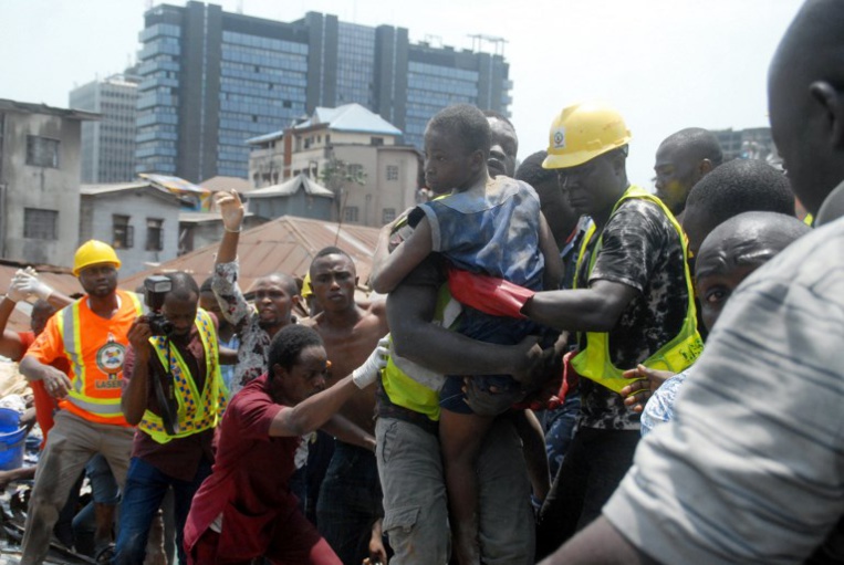 Fin des recherches après l'effondrement d'un immeuble à Lagos et colère des habitants