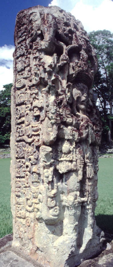 Copan est célèbre dans le monde maya pour ses stèles magnifiant, en textes et en images, les hauts faits des rois de la cité.