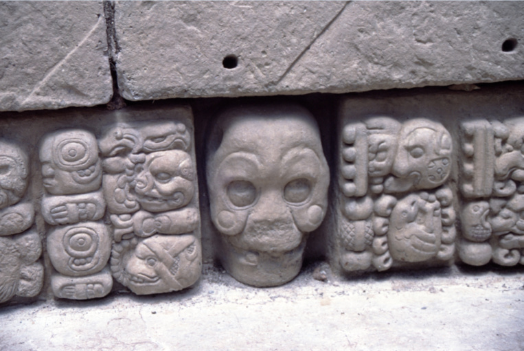 La mort était partout présente dans l’ancien monde maya, qui affectionnait particulièrement les sacrifices humains. Ces “textes” ciselés le rappellent. On ne déplaisait pas au chef, sinon “couic” !