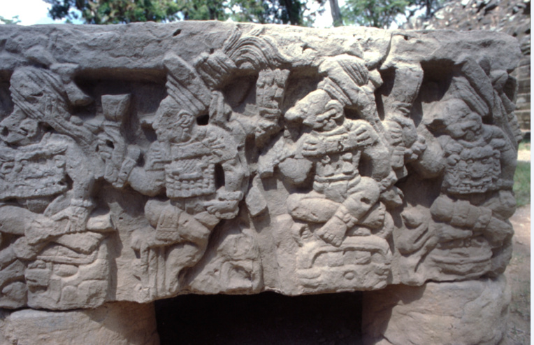 Les murs de Copan sont de véritables livres à ciel ouvert ; outre les représentations de rois, ils narrent, grâce aux glyphes qui les recouvrent, les hauts faits et les exploits des intéressés, avec des datations très précises, qui font de ce site un lieu unique dans toute l’Amérique centrale. Les murs de Copan sont de véritables livres à ciel ouvert ; outre les représentations de rois, ils narrent, grâce aux glyphes qui les recouvrent, les hauts faits et les exploits des intéressés, avec des datations très précises, qui font de ce site un lieu unique dans toute l’Amérique centrale.