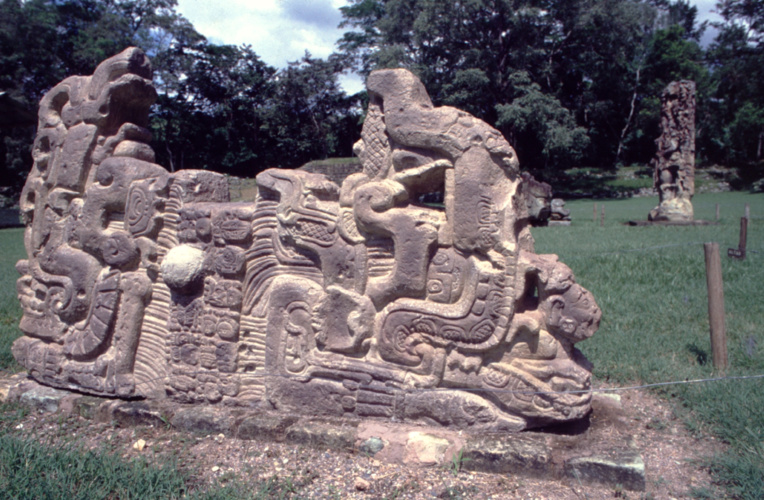 Certaines stèles sont taillées dans des blocs horizontaux. Sur celle-ci, un texte central sépare deux figures sans doute royales. Certaines stèles sont taillées dans des blocs horizontaux. Sur celle-ci, un texte central sépare deux figures sans doute royales.