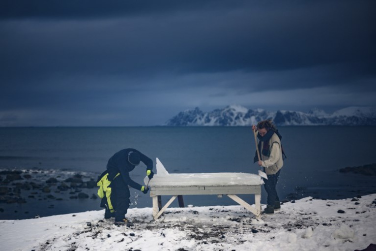 Une planche de surf en glace vive: glisse éphémère au-delà du cercle arctique Une planche de surf en glace vive: glisse éphémère au-delà du cercle arctique