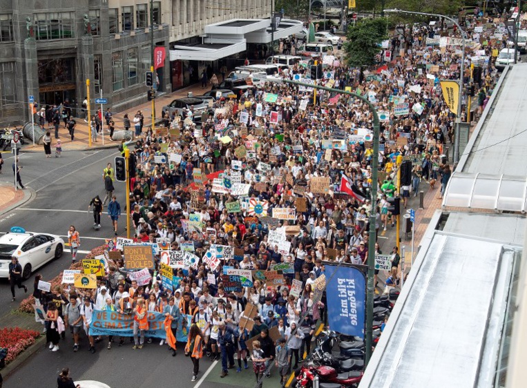 Des centaines d'étudiants rassemblés en Nouvelle-Zélande ont lancé la journée de "grève de l'école pour le climat" vendredi .