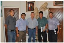 Mairie de Punaauia (de gauche à droite) : Jean-Pierre LO SIOU Président de la commission Animation Commerciale et Président de l'association Papeete Centre Ville, Gilles YAU Président de la CCISM, Ronald TUMAHAI Maire de Punaauia, Abner GUILLOUX Directeur Général à la CCISM et Aitu POMMIER 2ème Adjoint au Maire.