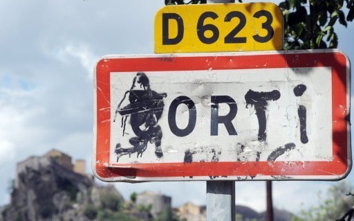 Vue prise d'un panneau de signalisation à l'entrée du village de Corte (Corti en corse), Crédit photo AFP.
