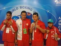 A droite de Tauhiti Nena, le médaillé de bronze Tarona Tiarii