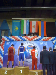 La fierté des boxeurs tahitiens : leur drapeau hissé à la troisième place