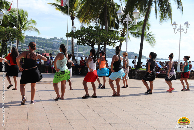 Les parents pouvaient participer au tamure marathon place Vai'ete. Les parents pouvaient participer au tamure marathon place Vai'ete.