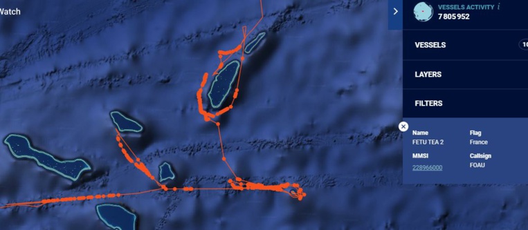 Pour comparer, un bateau Polynésien en pleine campagne de pêche à la palangre aux Tuamotu. On remarque bien le comportement typique d'un palangrier en activité : lâcher ses lignes puis retracer ses pas pour récupérer ses prises.