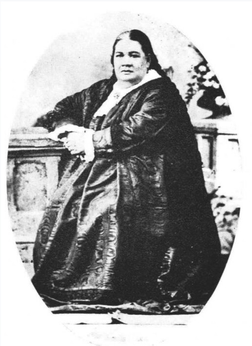 Ariiraimai (1821-1897) épousa Alexandre Salmon ; les mariages mixtes Popa’a-Tahitiens étaient alors interdits, mais le couple fit lever le tabu.