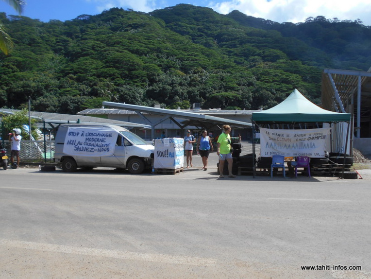 Ce vendredi après-midi à l'entrée du supermarché Toa Moorea de Vai'are.