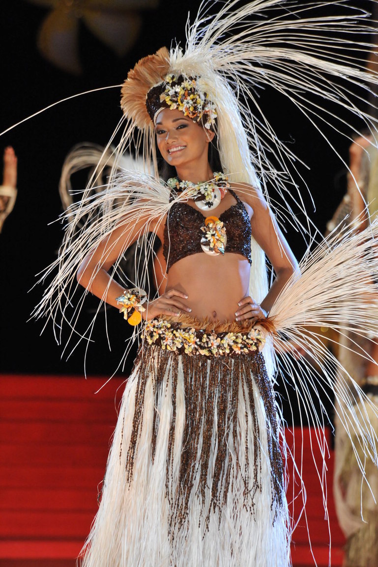 Miss Tahiti : le prix du plus beau costume décerné à Mirna Tematahotoa
