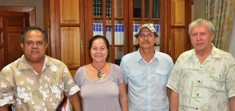 De gauche à droite : M. Alain CHAVES, Mme RAOULX, M. Max TERIIEROOITERAI, M. Gérald TERIIEROOITERAI